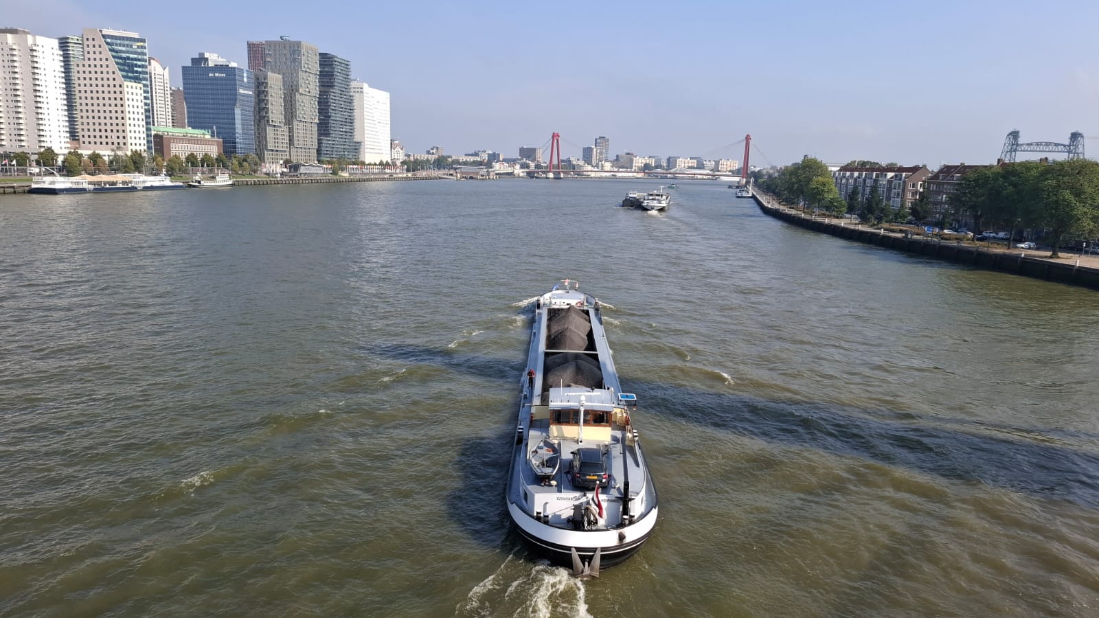 Inland vessel on a waterway